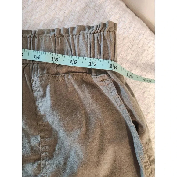 Lou & Grey Linen Blend 3" Shorts in Olive Green - Picture 6 of 9